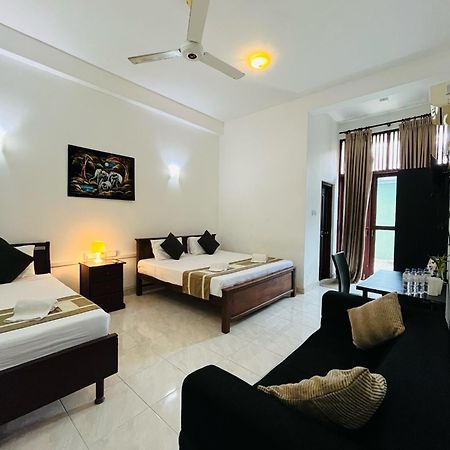 Hotel Blue Bird Negombo Ngoại thất bức ảnh