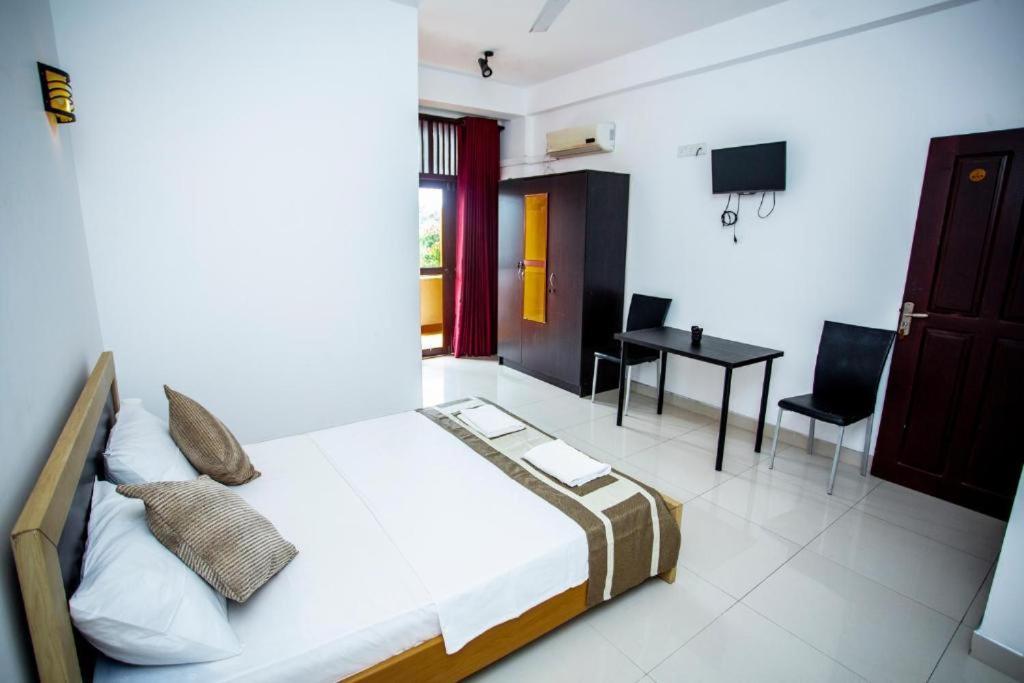 Hotel Blue Bird Negombo Ngoại thất bức ảnh