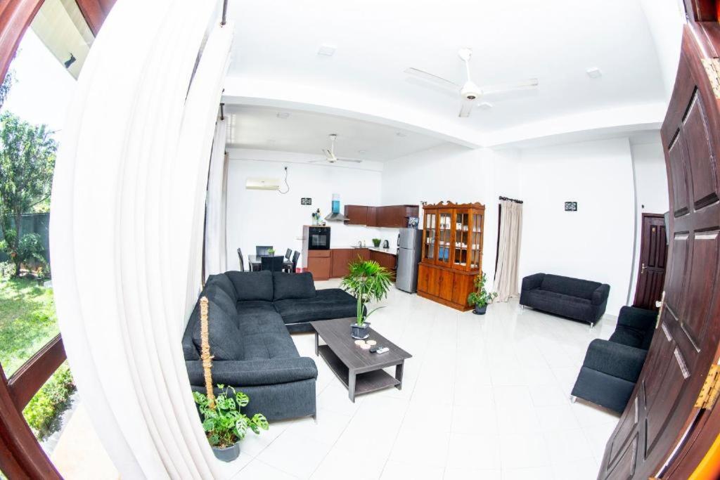 Hotel Blue Bird Negombo Ngoại thất bức ảnh