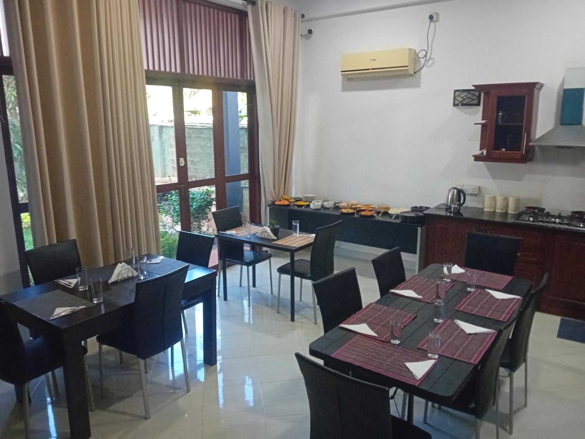 Hotel Blue Bird Negombo Ngoại thất bức ảnh