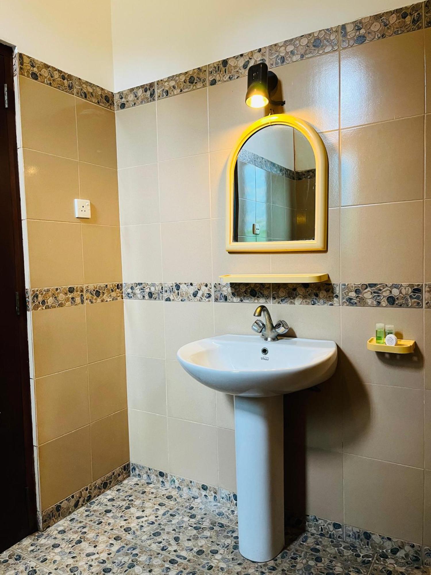 Hotel Blue Bird Negombo Ngoại thất bức ảnh