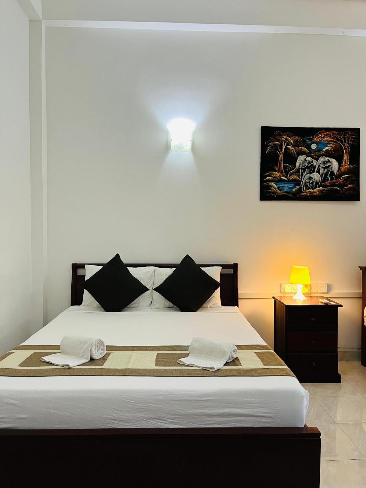 Hotel Blue Bird Negombo Ngoại thất bức ảnh