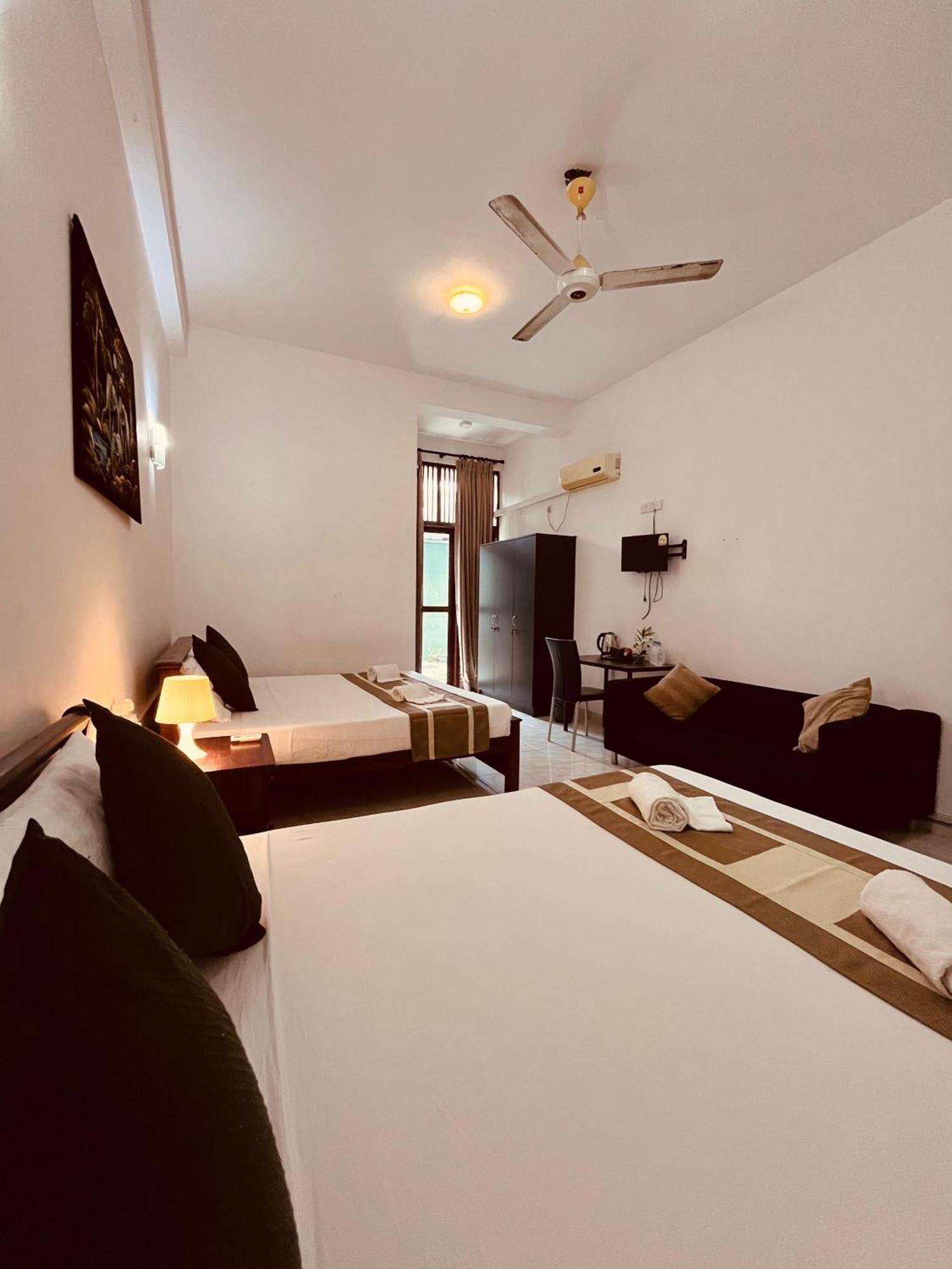 Hotel Blue Bird Negombo Ngoại thất bức ảnh
