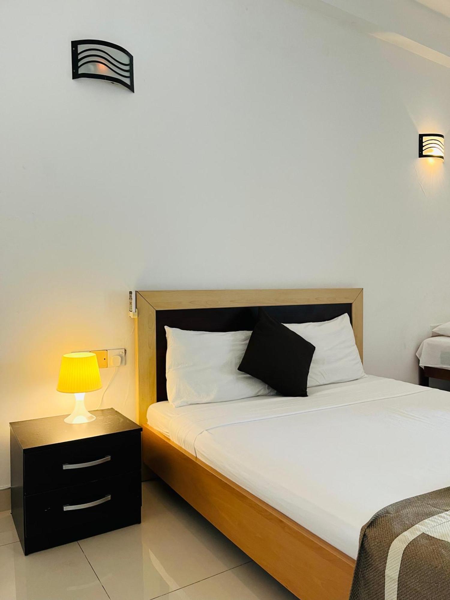Hotel Blue Bird Negombo Ngoại thất bức ảnh