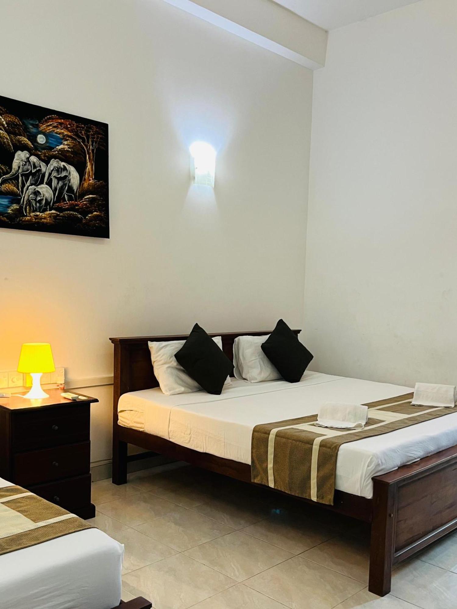 Hotel Blue Bird Negombo Ngoại thất bức ảnh