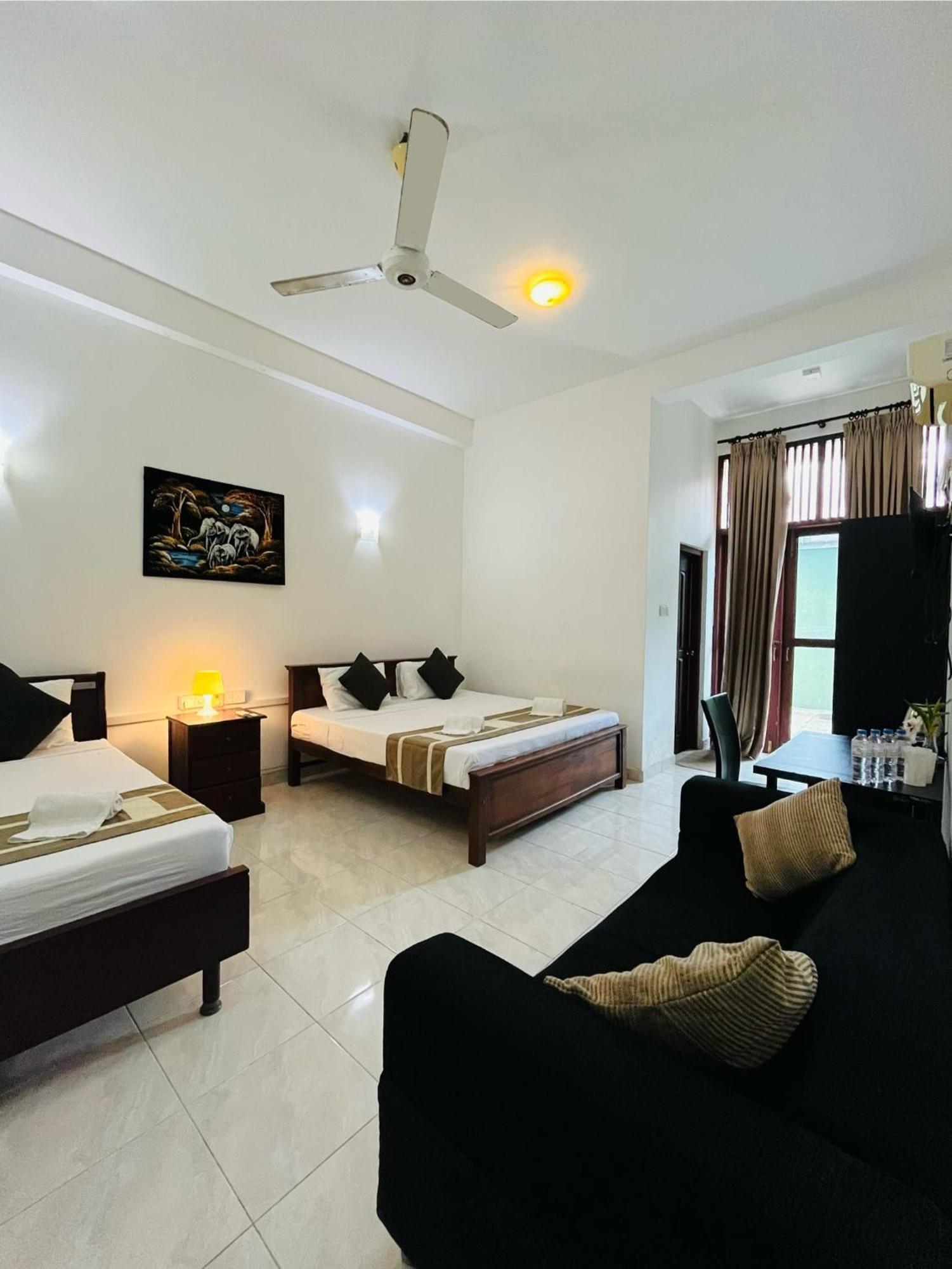 Hotel Blue Bird Negombo Ngoại thất bức ảnh